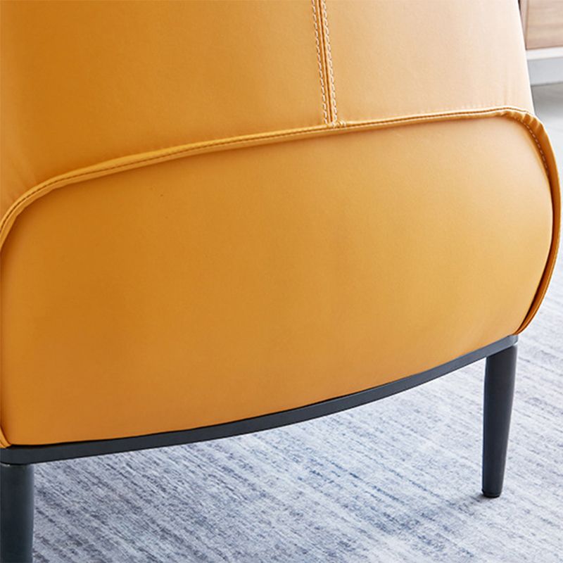 Sedia a braccio di materiale in pelle in pelle in pelle moderna con una gobba