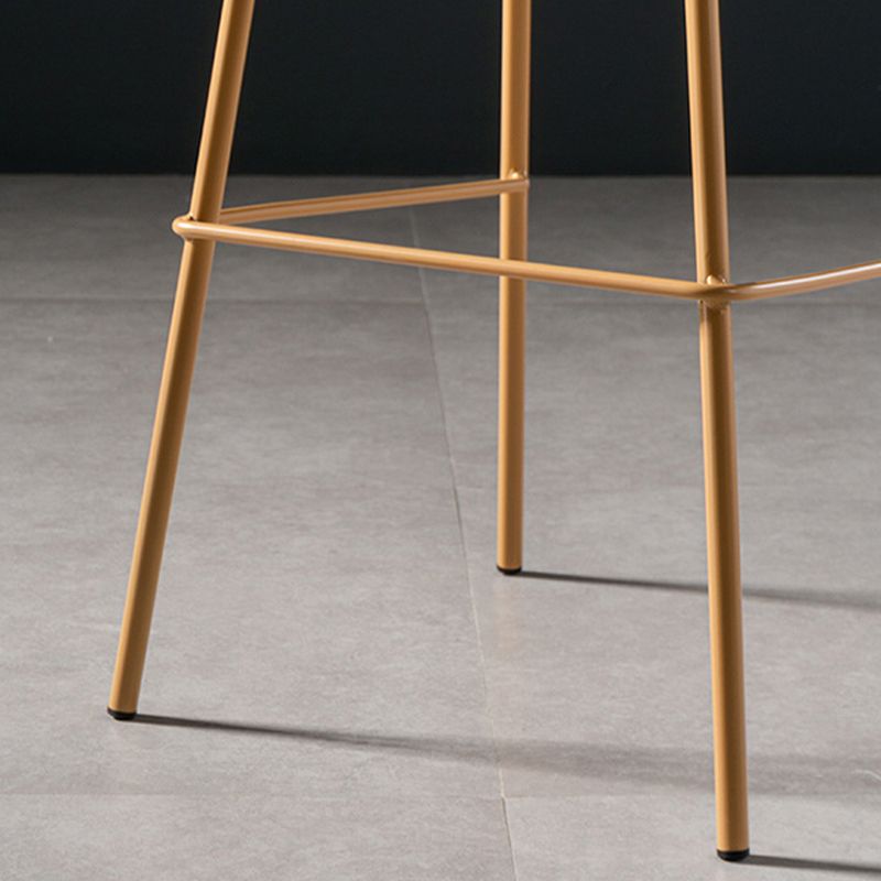 Taburete de barra de plástico escandinavo del brazo de la espalda con 4 patas de hierro