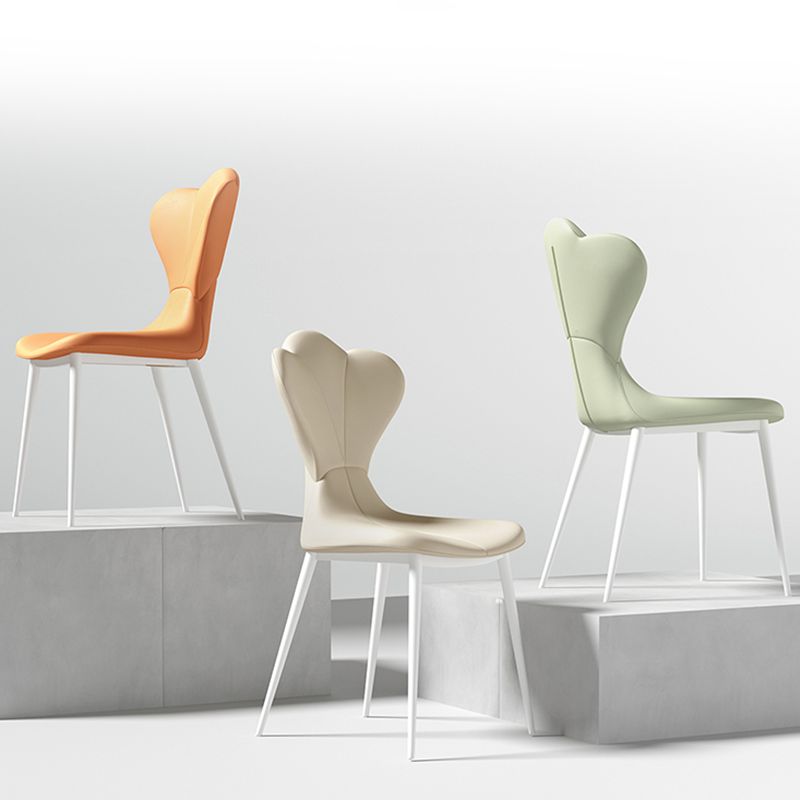 Chaise latéral simple moderne en faux cuir chaise de salle à manger sans bras avec base en métal