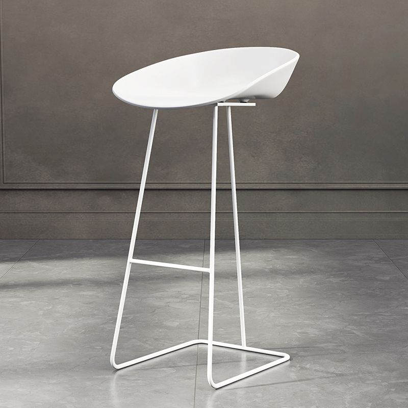 Taburete de bar de plástico estilo Glam, taburete de bar con forma de cubo y altura de mostrador