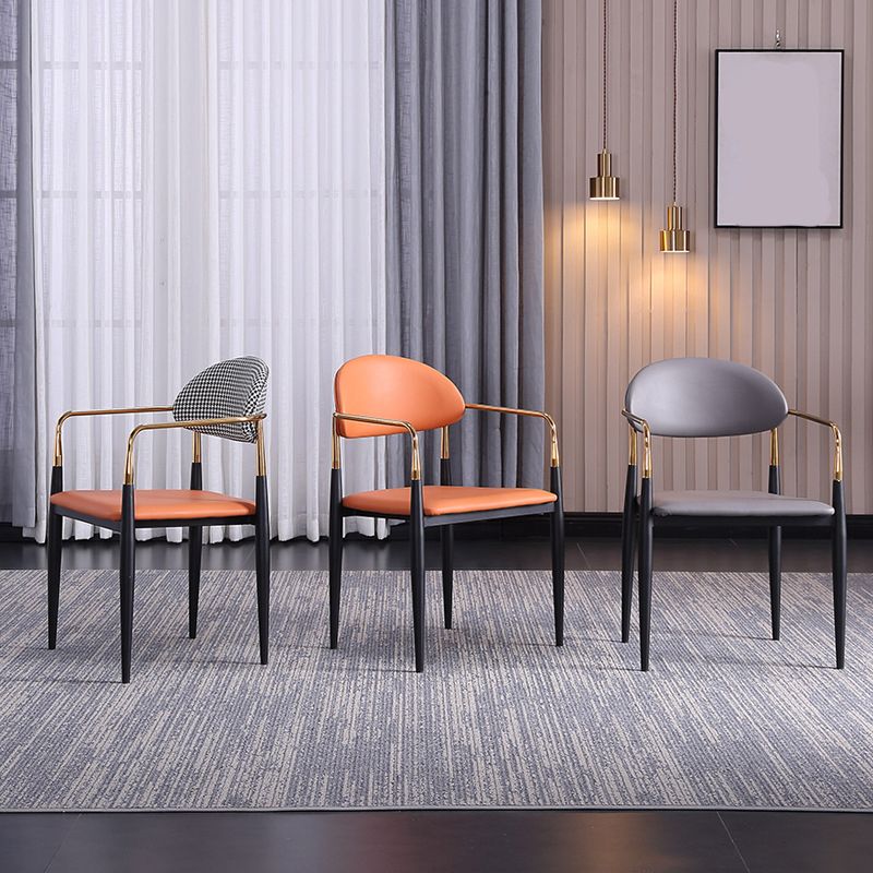 Sedia a braccio glam in pelle sedia da pranzo a base di metallo per sala da pranzo