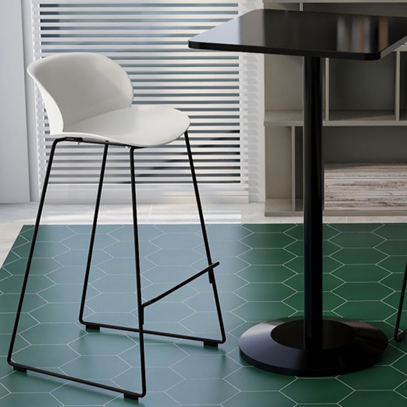 Eigentijdse woonkamer plastic lage rug barkruk met voetsteun