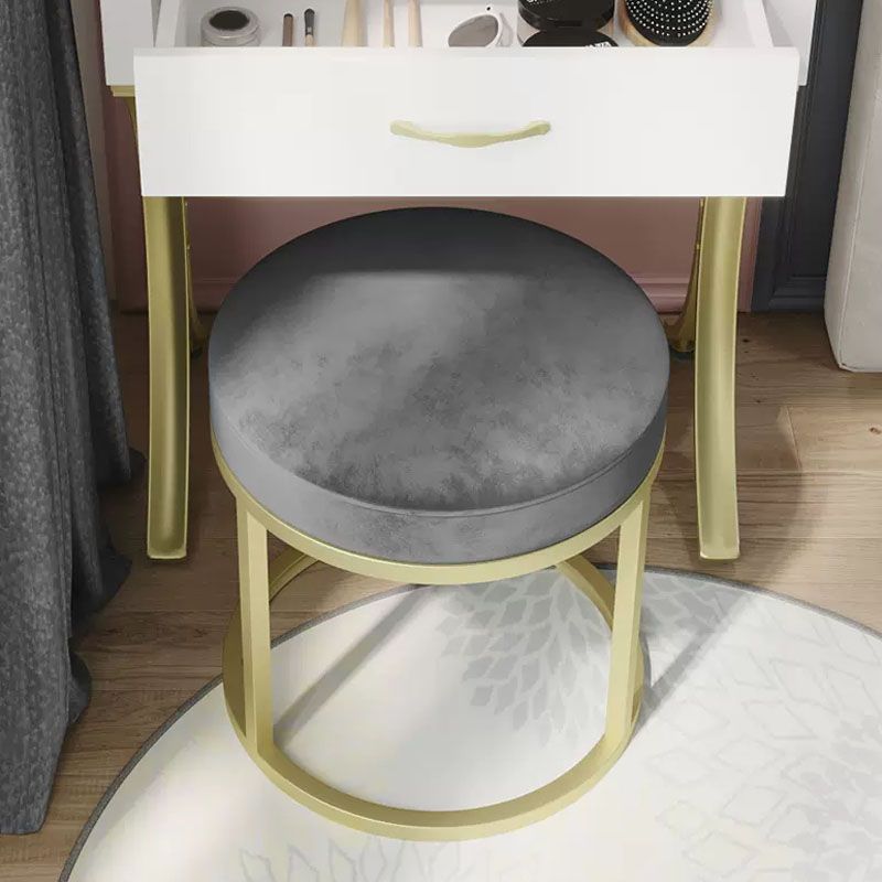 Lussuoso ottomano in velluto resistente al pouttomano rotondo di colore solido imbottito con gambe metalliche