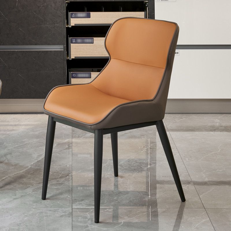 インダストリアルスタイルのウィングバックサイドチェアフェイクレザーダイニングチェア
