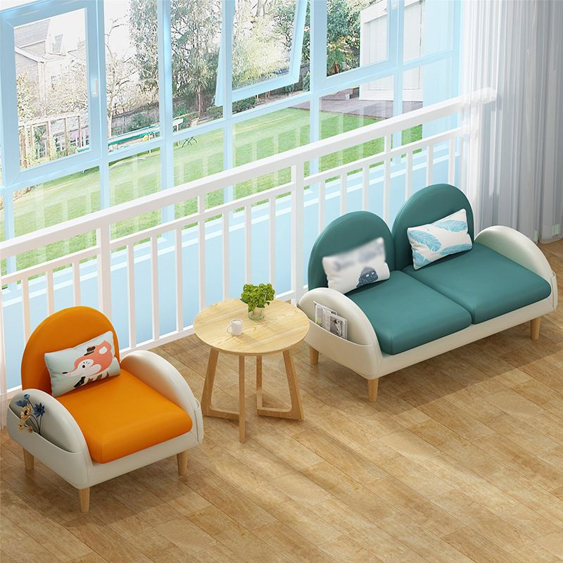 Divano retro con cuscino in pelle finta con spazio per soggiorno e appartamento