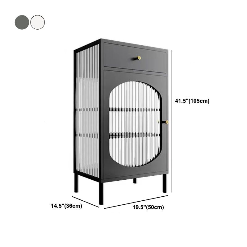 Serveur de restauration intérieure moderne avec portes en verre.