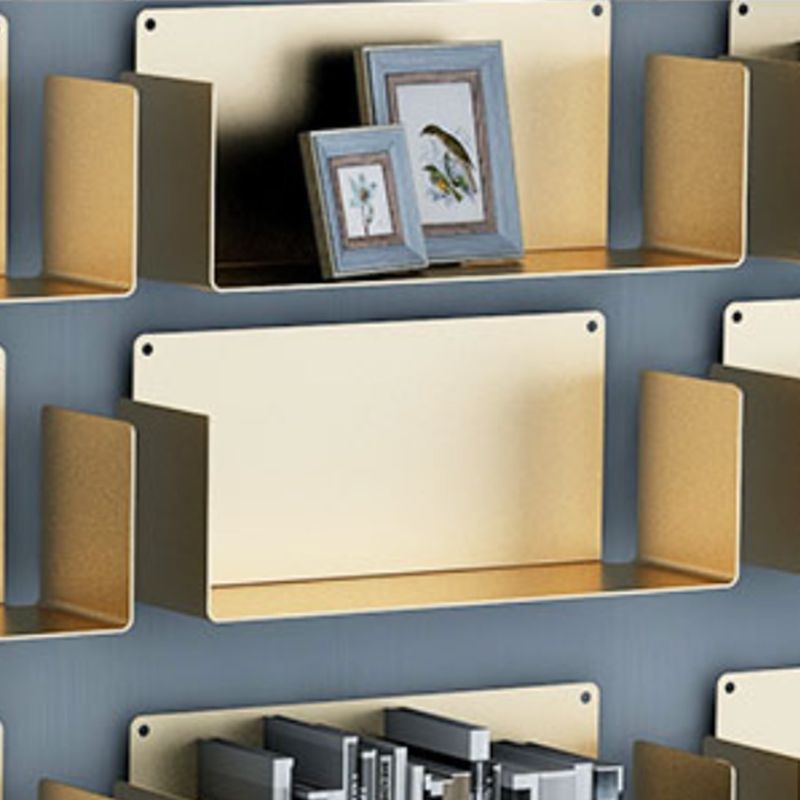 Libreria chiusa in metallo galleggiante contemporaneo con scaffali