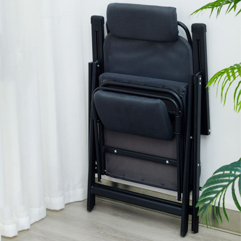 Moderne en eigentijdse standaardrecliner in stalen basis met hoofdsteun