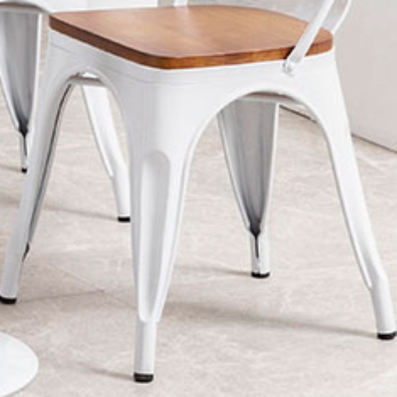 スラットバックアームチェアメタルベースのある現代のダイニングチェア