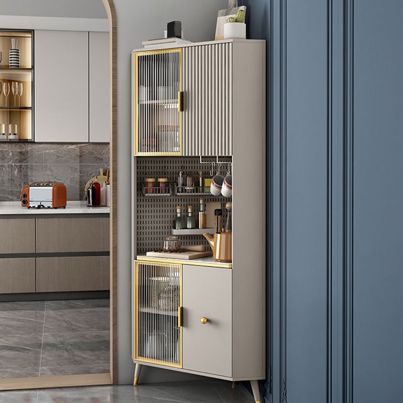 Scheda laterale in pietra a buffet in stile moderno con armadi