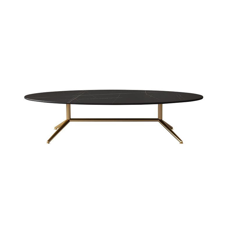 Mesa de centro estilo Glam con tapa de piedra ovalada y base de caballete de acero