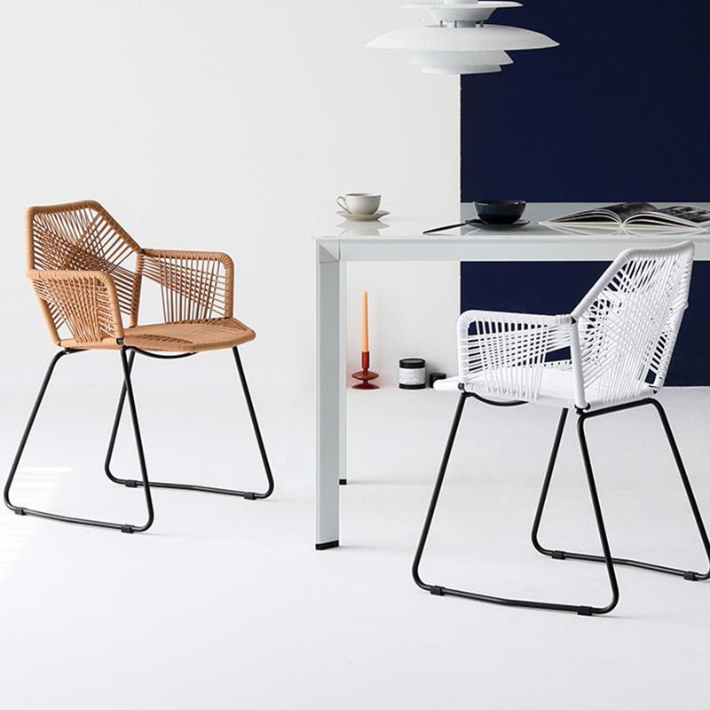 Silla de comedor de brazo de comedor de ratán con base negra