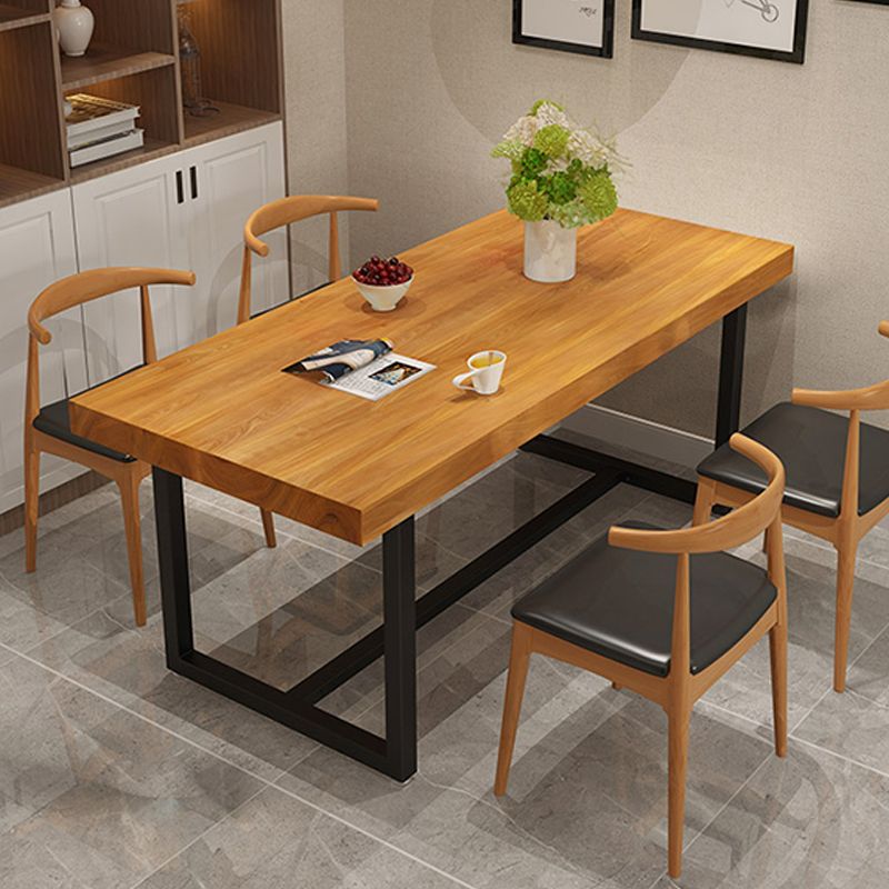 Rechteckiger Esstisch mit schwarzem Gestell, moderner Tisch aus Kiefernholz für das Esszimmer