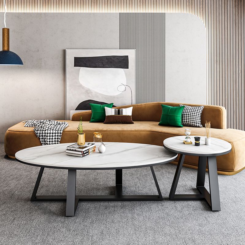 Tavolino in pietra ovale con tavolino da cocktail a base di ferro in bianco in bianco