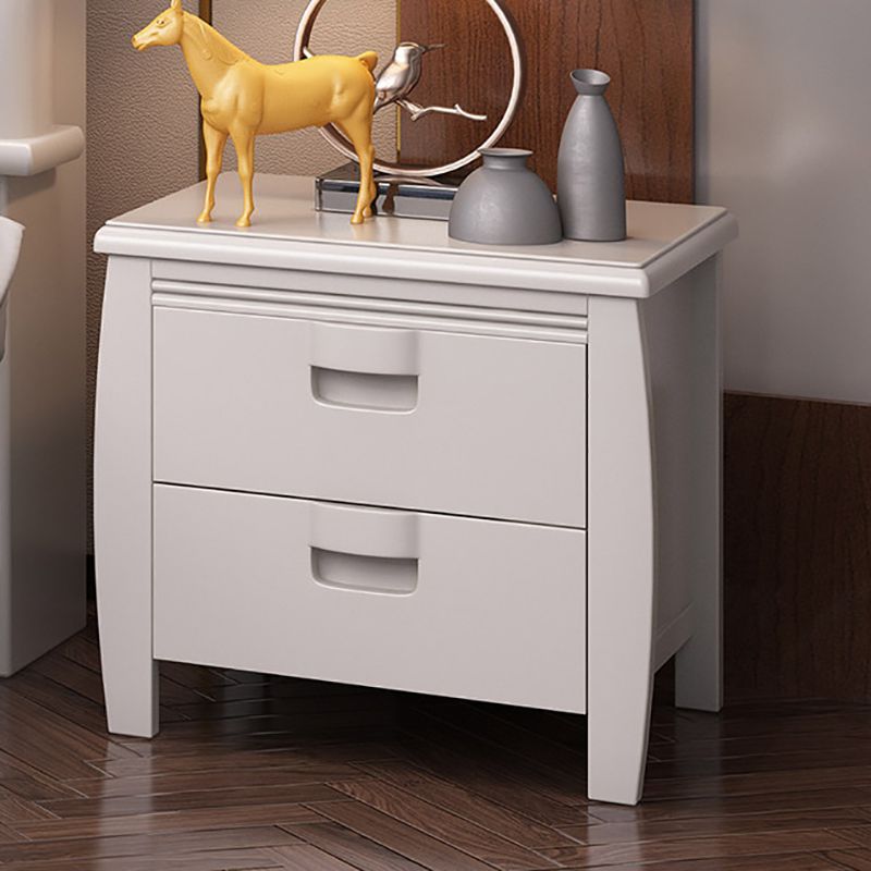 Table de nuit de lit traditionnelle en bois massif avec tiroirs