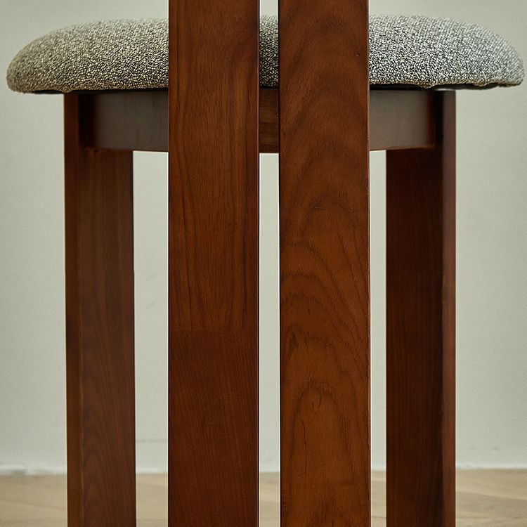 Modern gestoffeerd huis vaste houten lat achter armloze eetkamerstoel