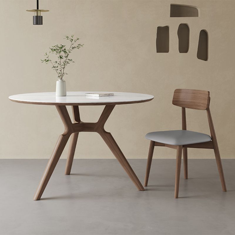 Eigentijdse ronde witte stenen eettafel met massief houten schroefdeksel