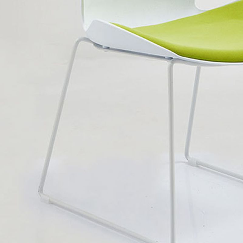 Moderne gaststoel met wit frame, kunststof conferentiestoel met middenrug