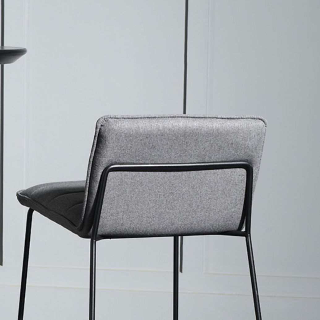 Hedendaagse gestoffeerde armloze barkruk met zwarte metalen basis
