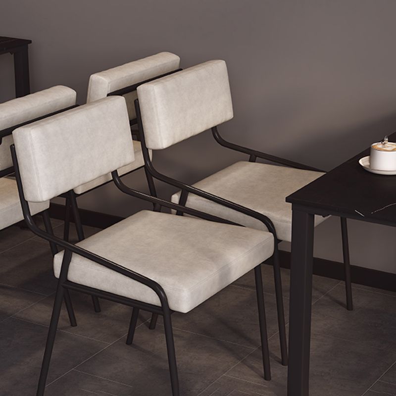 Chaise latéral de style industriel rembourré à l'arrière ouvert avec une jambe en métal