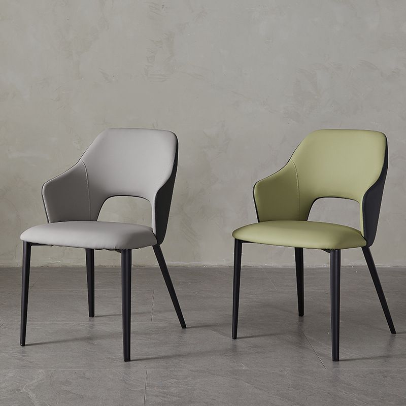 Eigentijdse kunstleren eetkamerstoelen met zwarte poten en fauteuil