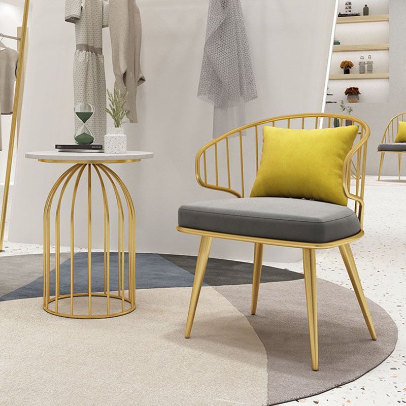 スカンジナビアスタイルのウィンザーバックチェアアームレス布張りサイドチェア