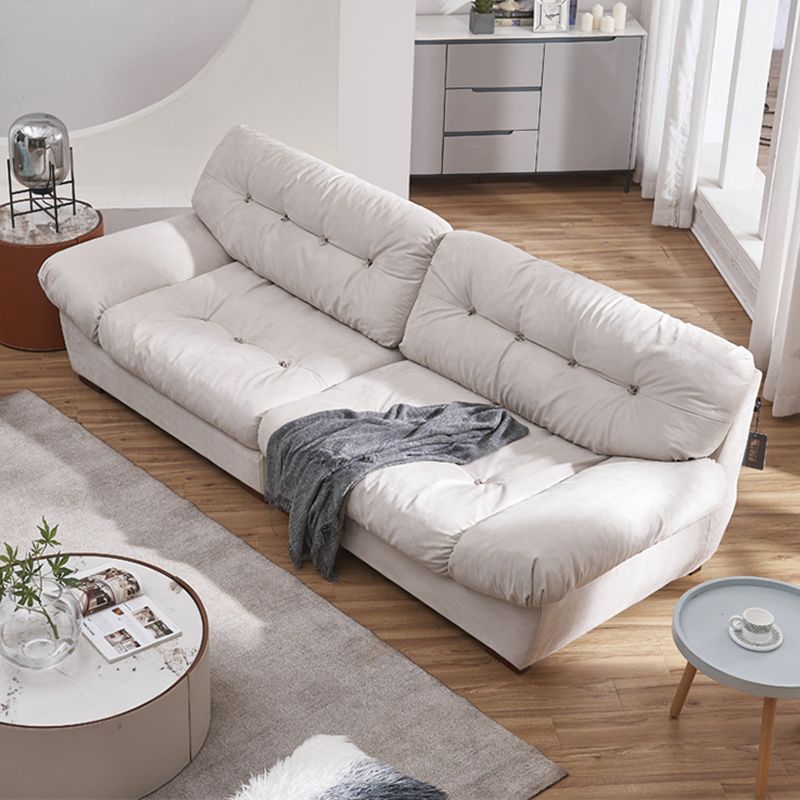 Sala de estar moderna de cojines blancos