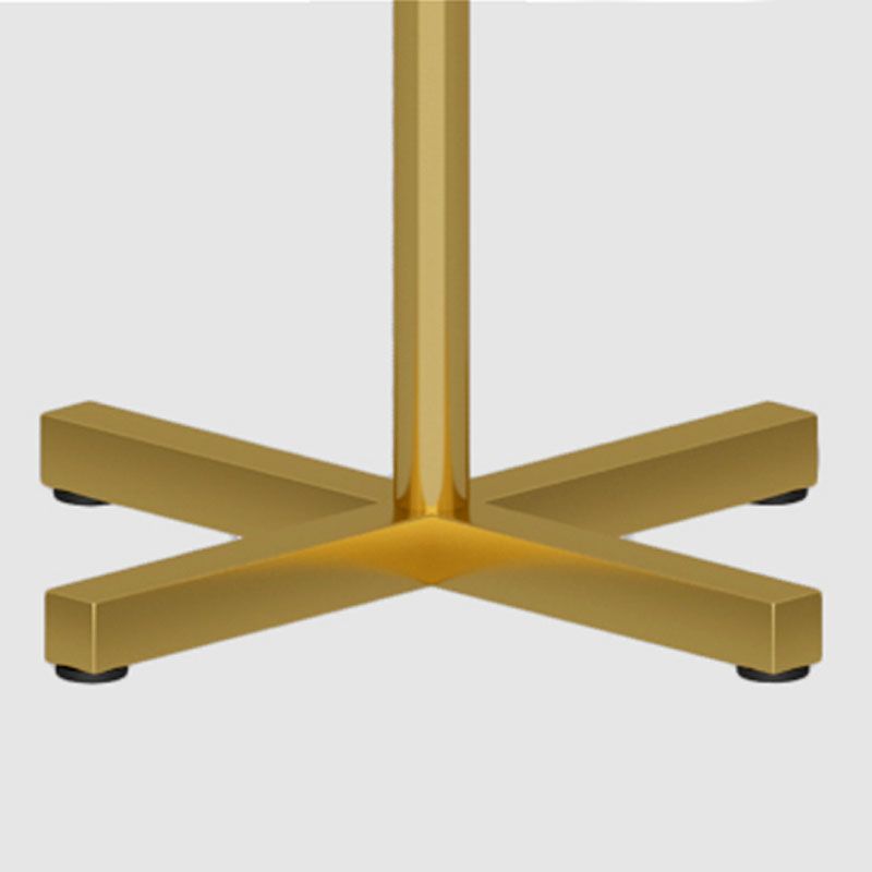 Hermosos ganchos de colgra de abrigo estante de abrigo de metal de pie con fondo de mármol