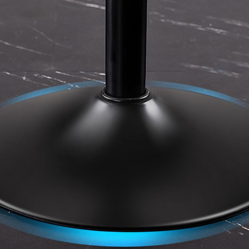 Eigentijdse metalen barkruk lage rug faux lederen barkrukken in matte afwerking thuis