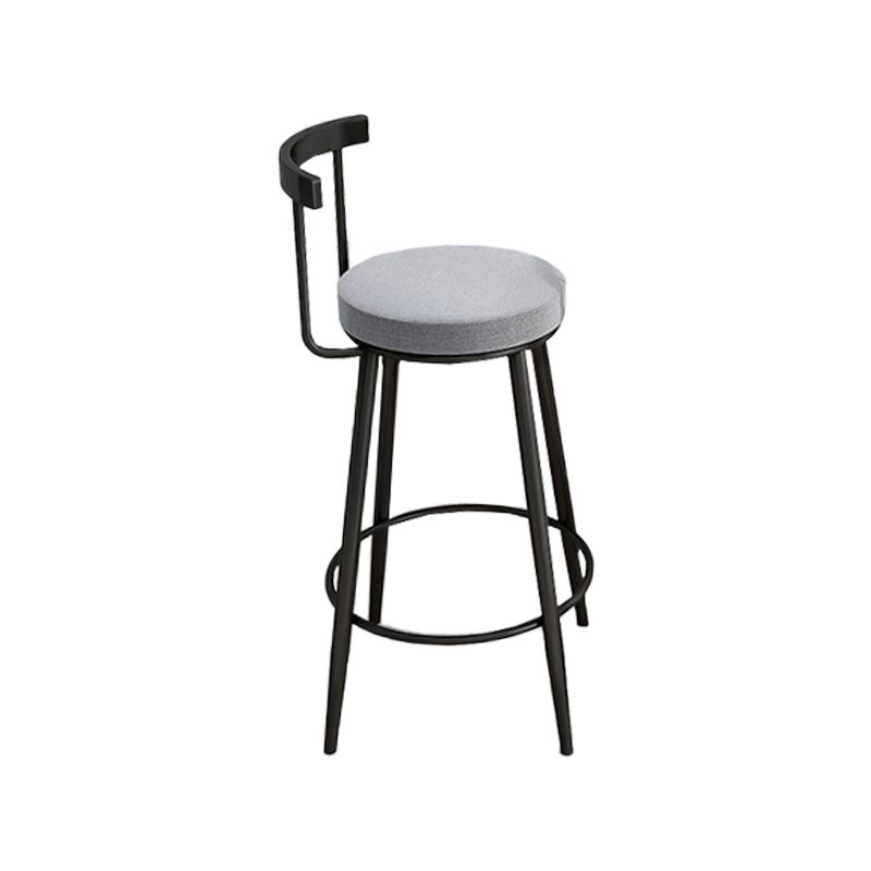 Sgabello da bar sul retro bassista ricoperto.