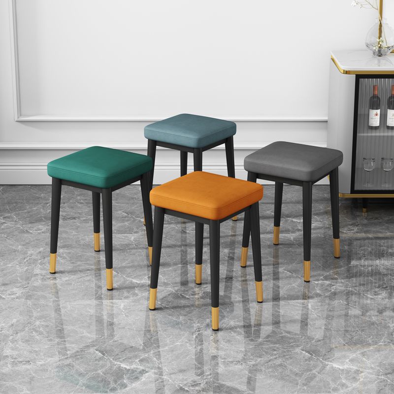 Elegante ottomano in finto ottomano a colori solidi resistenti a sgabello quadrato