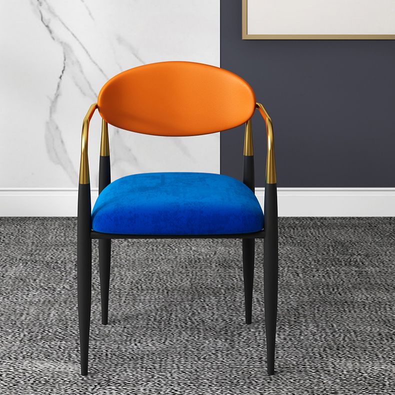 現代的なオープンバックダイニングアームチェアメタルフレーム布張り椅子