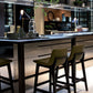 Taburete de bar de cuero con respaldo para mostrador Bristol con patas de madera