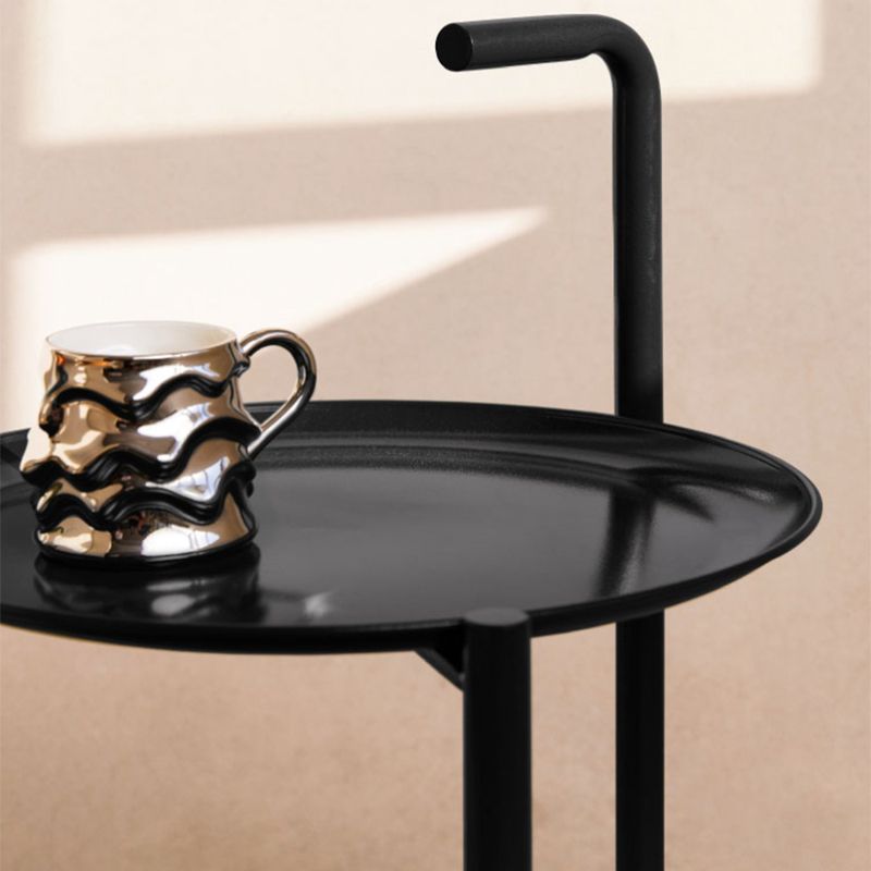 Table d'appoint supérieur du plateau rond du milieu du siècle du milieu du siècle avec roue et étagère