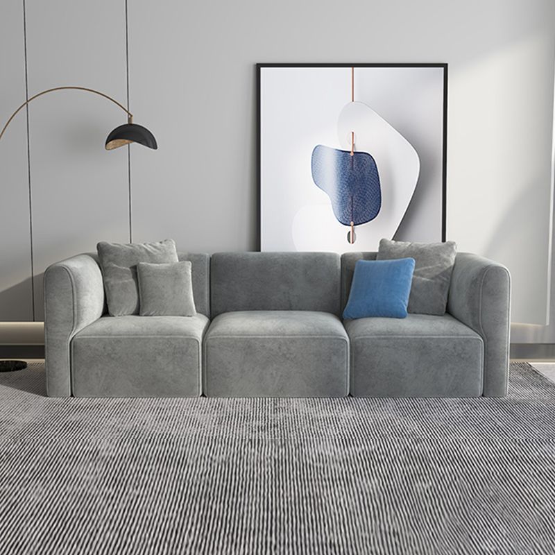 Canapé-gris léger scandinave vers le bas avec des bras et coussins encastrés