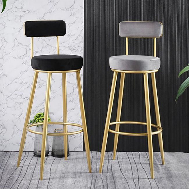 Taburete de bar de metal Glam con respaldo de tela y base dorada