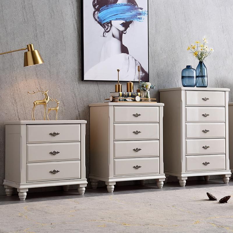 Hedendaagse grijze accentkist met zachte close -laden in rubberwood