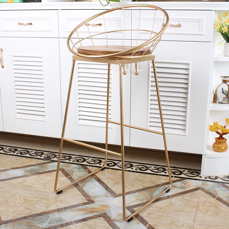 Sgabelli da bar rotondi contemporanei con poggiabottiglie in metallo con poggiapiedi