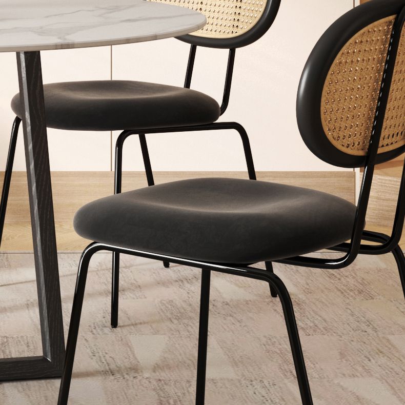 Moderne eenvoudige zijstoel gestoffeerde eetkamerstoel met metalen basis voor keuken