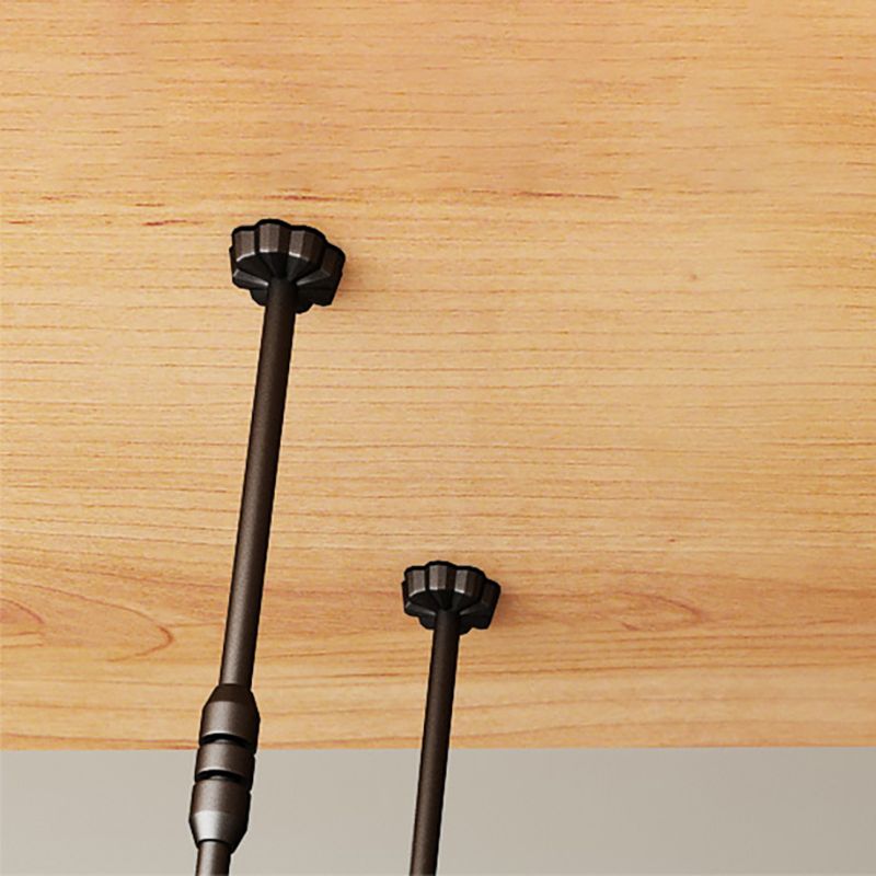 Bottiglia di vino in metallo industriale e portabottiglie in vetro appeso