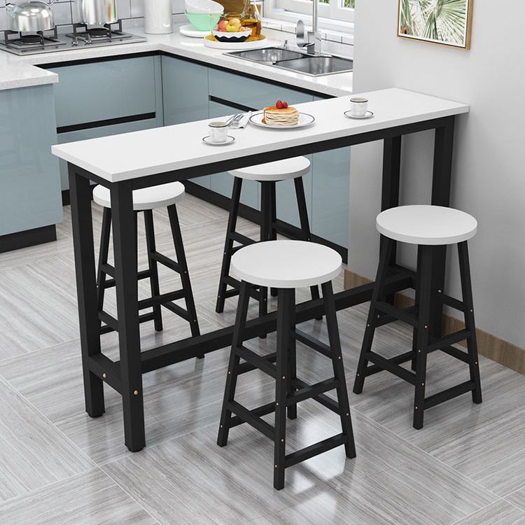 Moderner Thekentisch aus Holz mit rechteckiger Tischplatte und Bockgestell