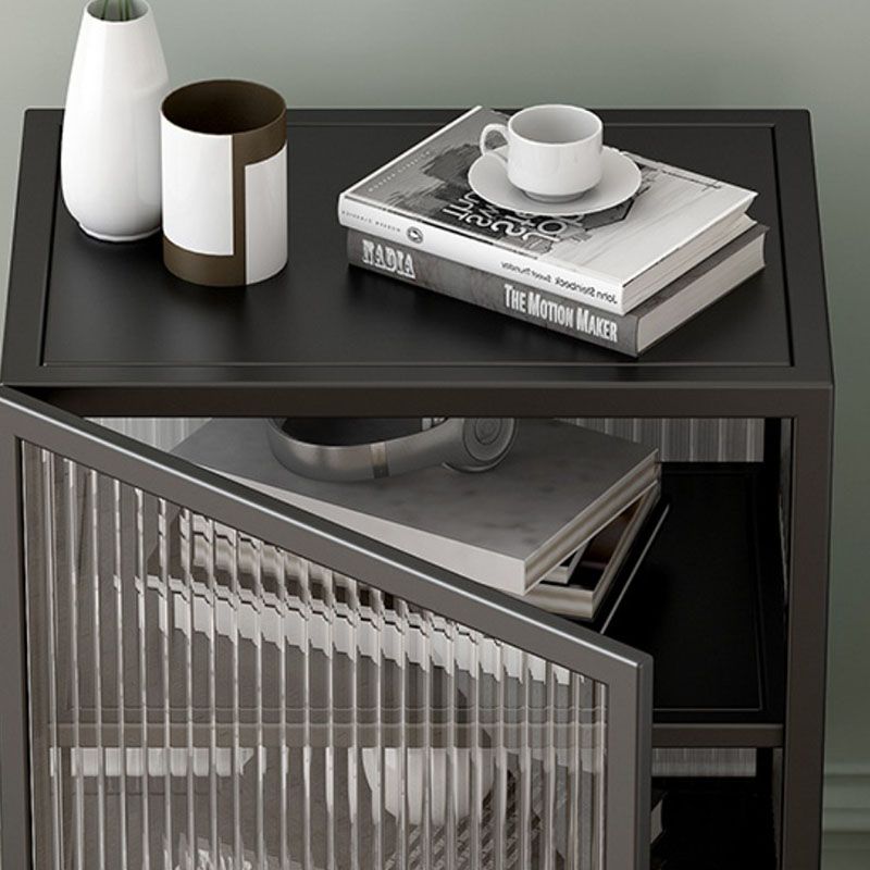 金属とガラスのナイトスタンドコンテンポラリーシェルフの夜のテーブルと脚