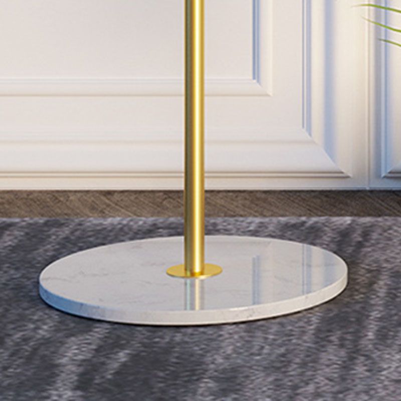 Approfondito industriale in stile minimalista per cappotto metallizzato