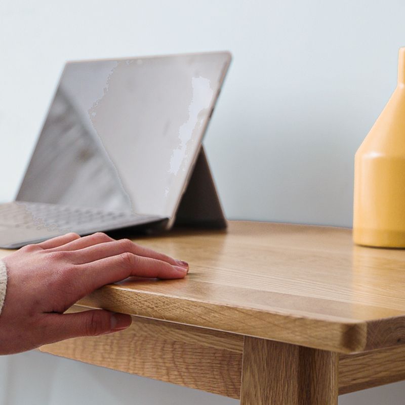 Eigentijdse massief houten rechthoekige bartafel op barhoogte voor de woonkamer