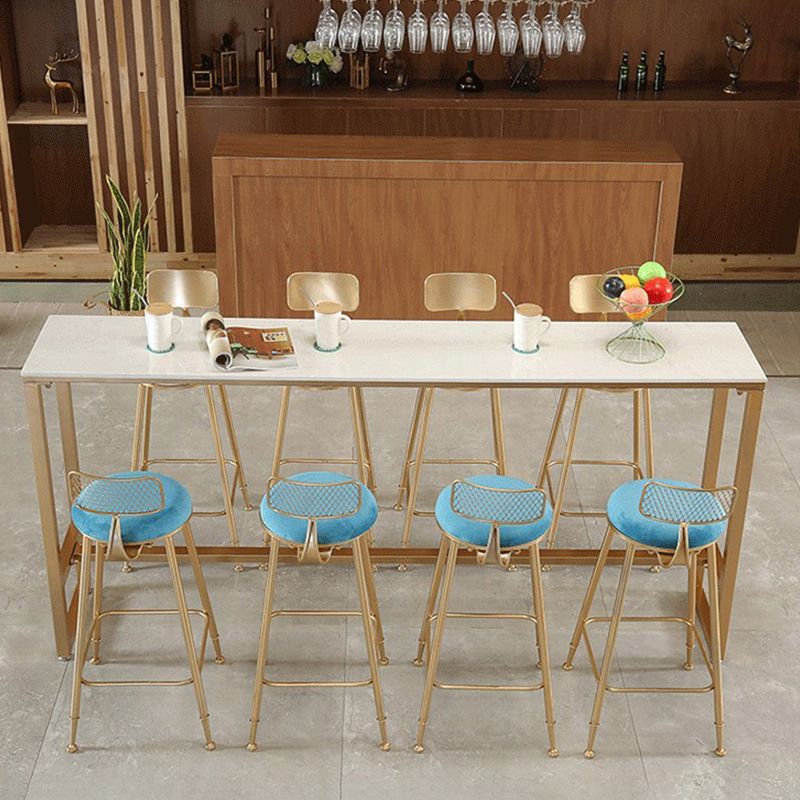 Moderner, barhoher Bistro-Bartisch mit Kunstmarmorplatte und goldenem Sockel