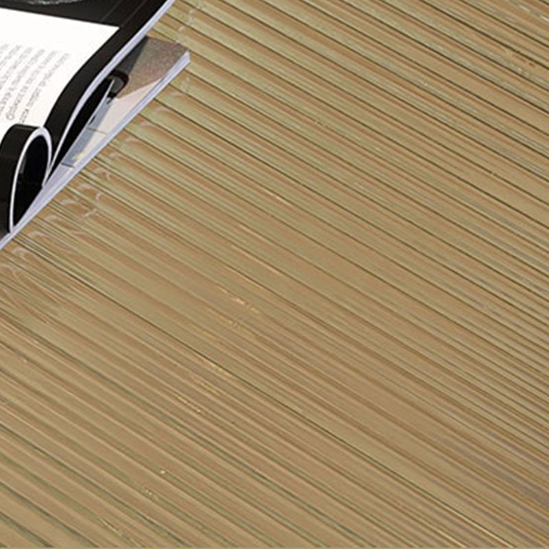 Zeitgenössischer Cocktailtisch mit Glasoberteil und Eisenbasis und Regal