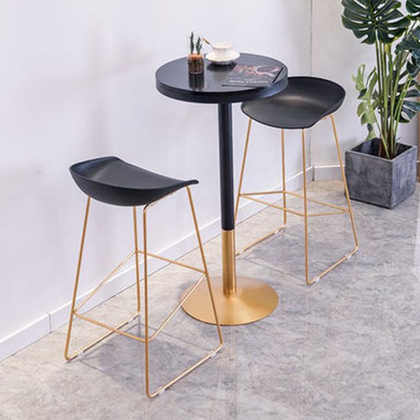 Industrial Style Black Iron Bar Table Wood Round Top Bistro Table with Pedestal Clearhalo 'Bar Furniture' 'Bar Tables' 'bar_tables' 'furn' 'furn_bar_tables' 'Furniture' 'furniture_bar_tables' 'Kitchen & Dining Furniture' 1200x1200_f1b8e3de-38d2-41c5-99ad-0308235d3d08