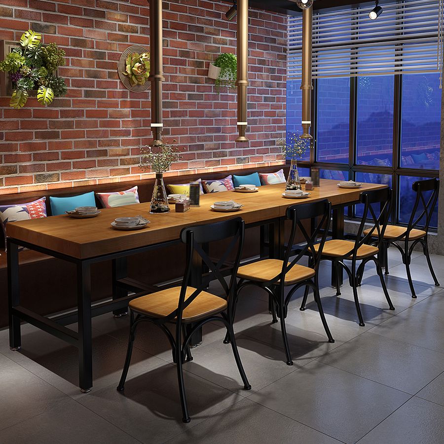 Table de bois en pin industriel pour table à manger au restaurant avec base de chevalet en noir