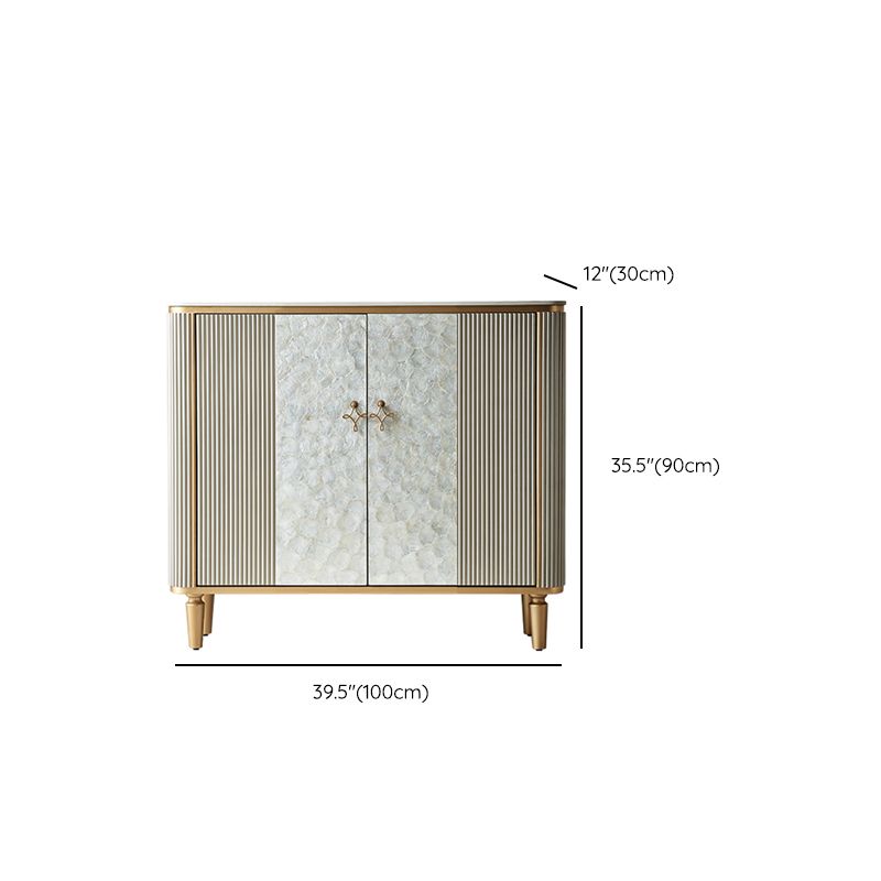 Gli armadietti della credenza glam includevano supporto a buffet con spazio per la sala da pranzo