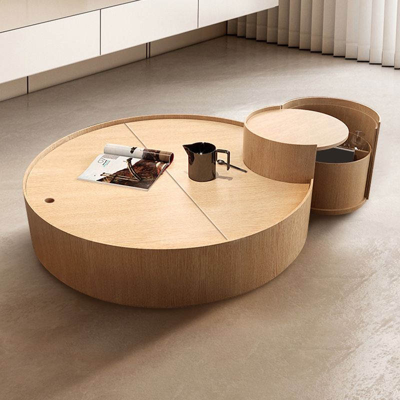 無地の木材のライトブローントレイトップコーヒーまたはエンドテーブル